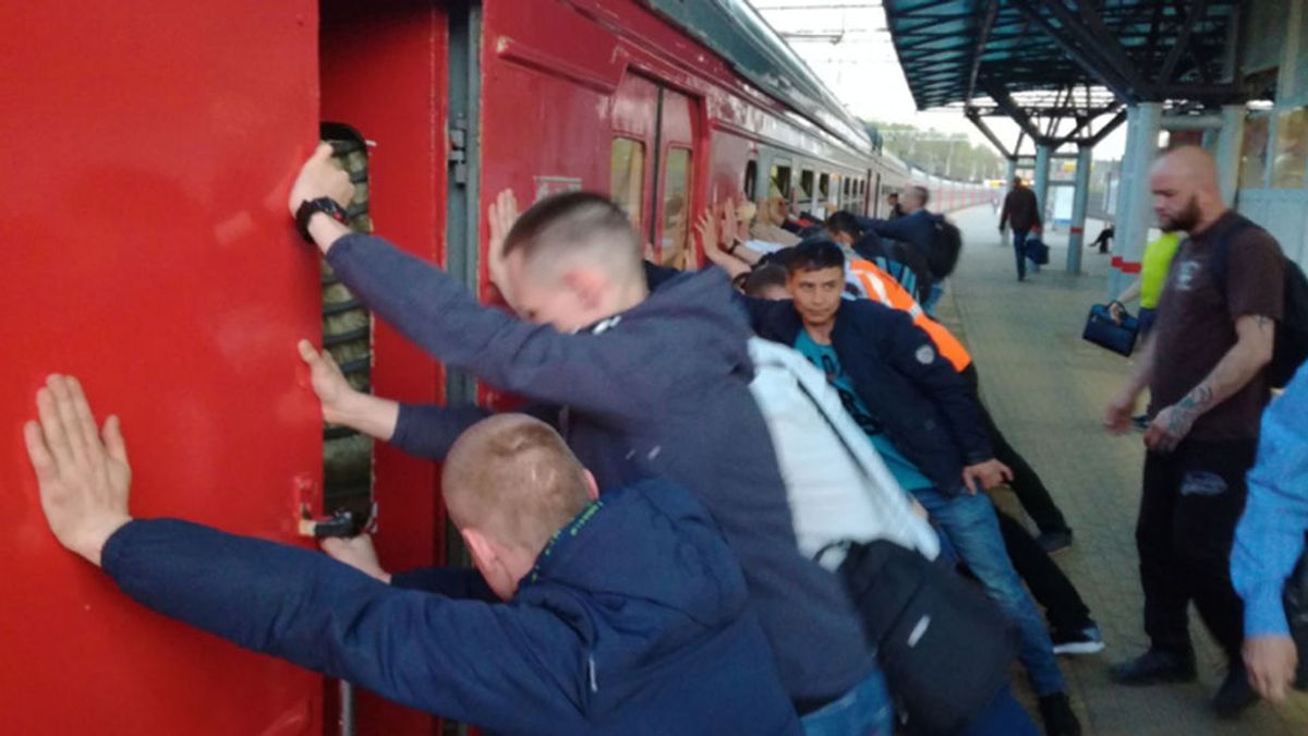 Masivo rescate de un pasajero que cayó entre el tren y el andén en Rusia