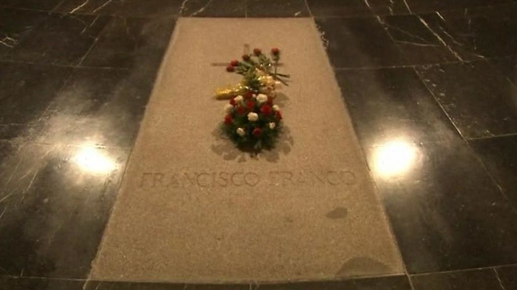 Último trámite del Gobierno para exhumar los restos de Franco
