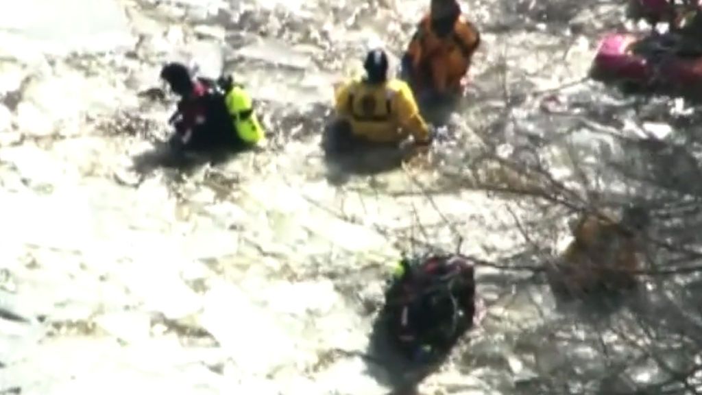 Peligroso rescate: búsqueda desesperada de un hombre que cayó a un lago helado