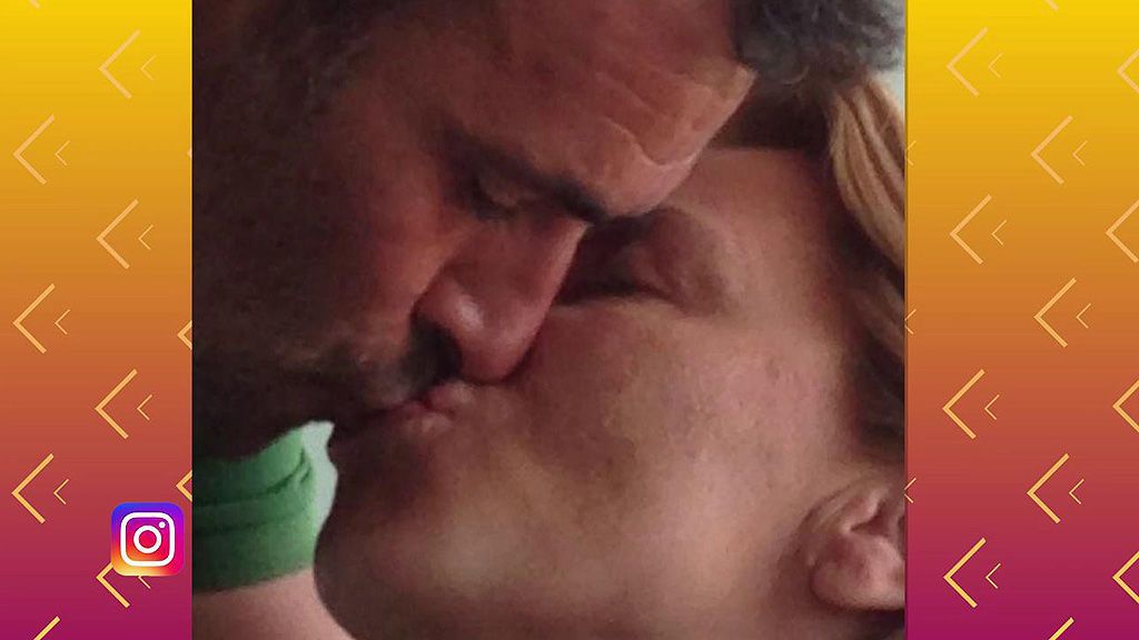 Cristina Tárrega acalla los rumores de separación con un besazo con su marido en Instagram