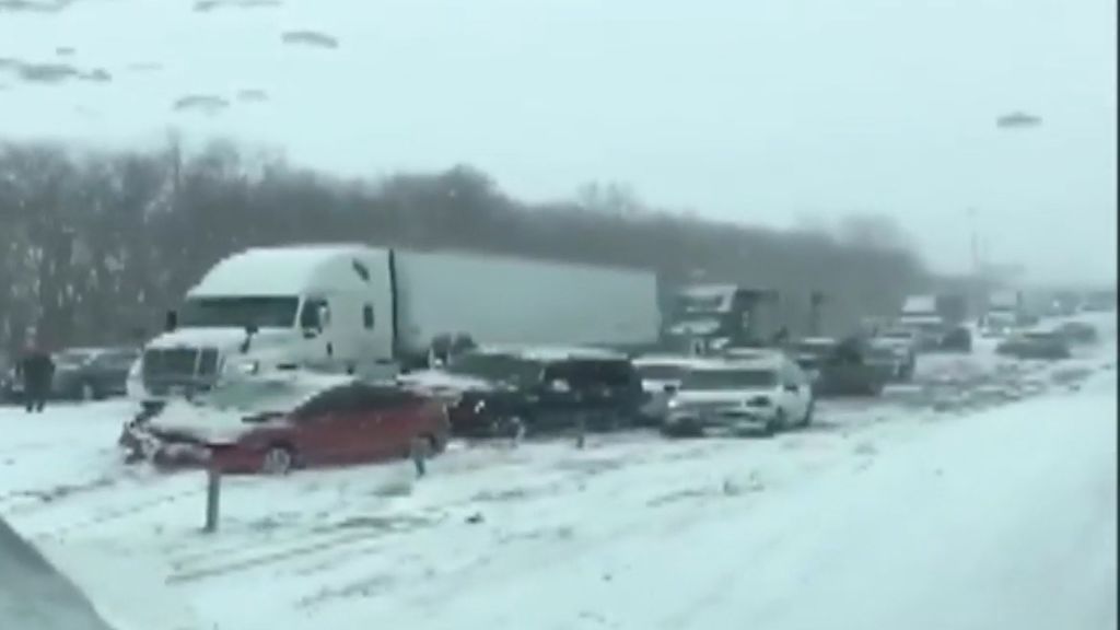 Imposible frenar en la carretera nevada: aparatoso accidente con un muerto y varios heridos en EEUU