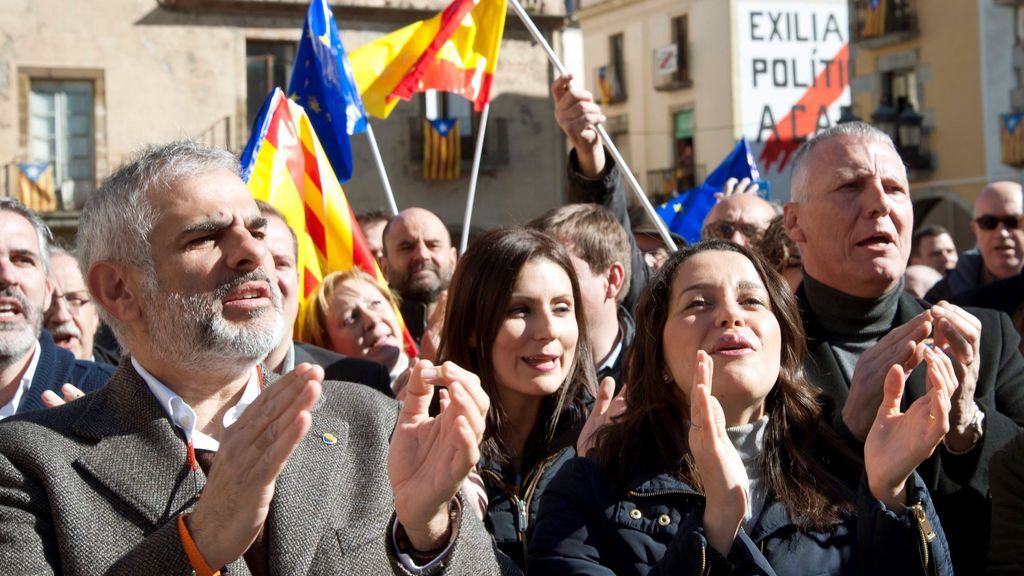 Arrimadas y diputados de Ciudadanos retiran lazos amarillos en el pueblo natal de Puigdemont