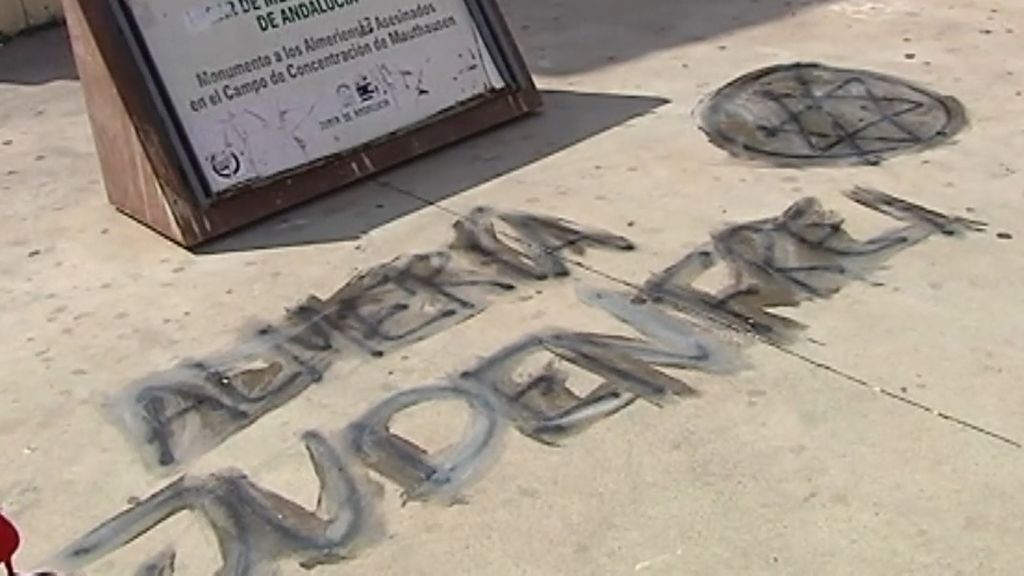 "Correréis como en el 36": esta y otras pintadas aparecen en el monumento a las víctimas de Mauthausen en Almería