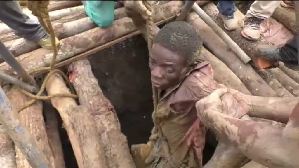Rescatado con vida un octavo minero en Zimbabue tras pasar una semana sepultado