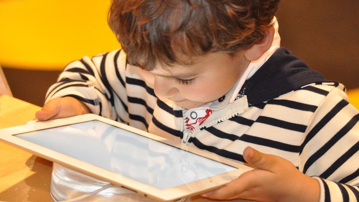 Los niños que pasan mucho tiempo delante de la pantalla tienen un desarrollo cognitivo más lento