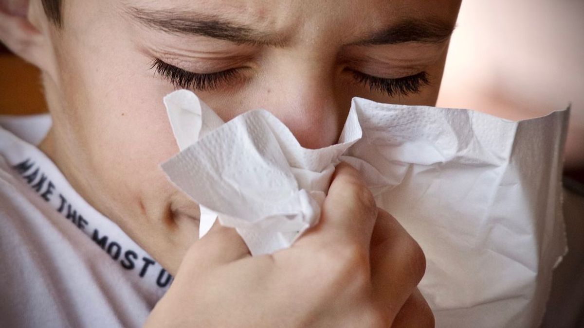 Descubre por qué se cierran los ojos al estornudar