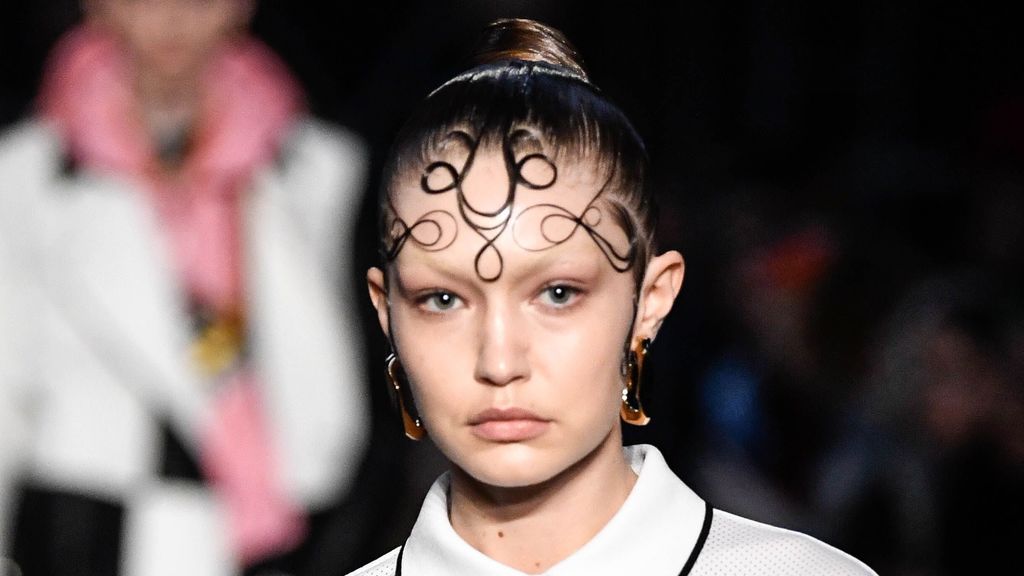 Baby hair: la tendencia que visibiliza los pelillos de la frente a la que se han apuntado Burberry y Blanca Suárez