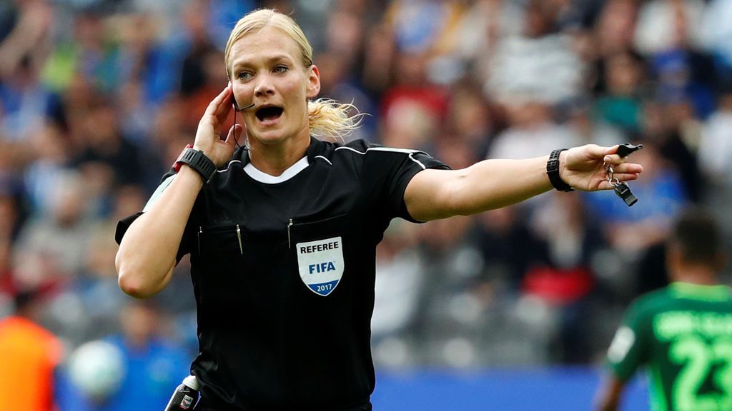 Suspenden la emisión de un partido del Bayern en Irán al percatarse que el árbitro era mujer y “llevaba poca ropa”