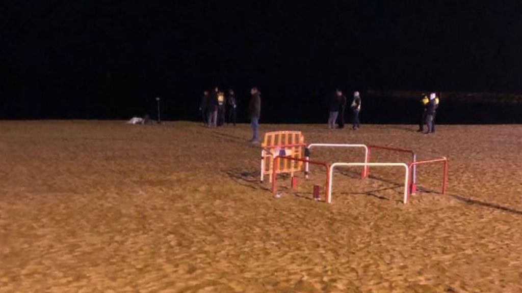 La autopsia preliminar de la mujer encontrada en la playa de la Barceloneta: revela que tenía 49 años y la muerte violenta