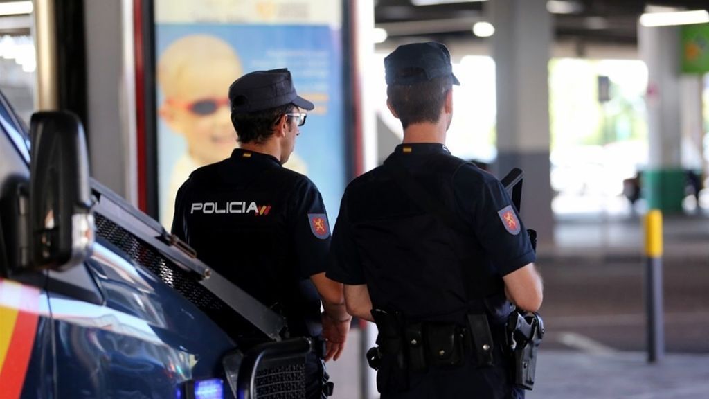 Dos policías salvan la vida a una niña de tres años cuando su madre intentaba tirarla de un décimo piso
