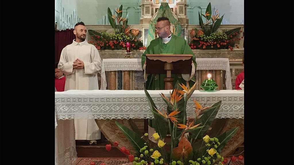 Giuliano, un sacerdote expulsado de la iglesia: “No es incompatible amar a Dios y a un hombre”