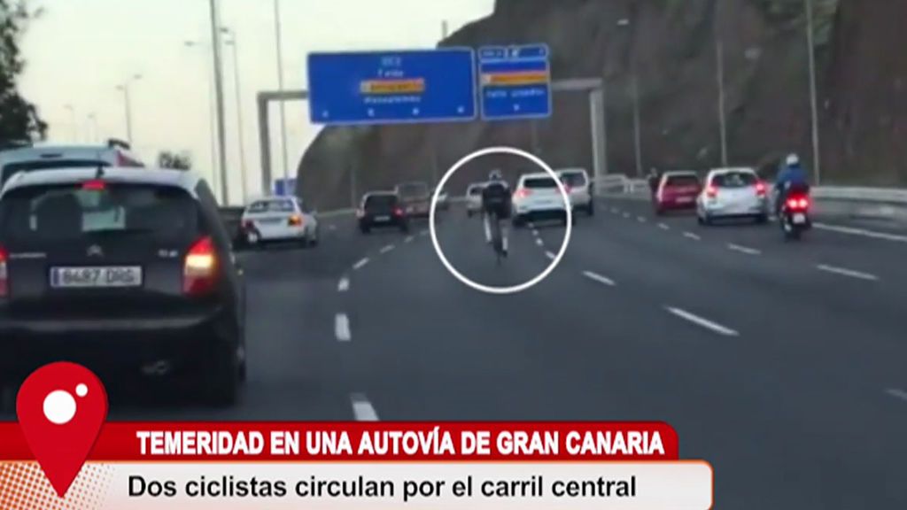 Dos ciclistas kamikazes circulan por el carril central de una autovía