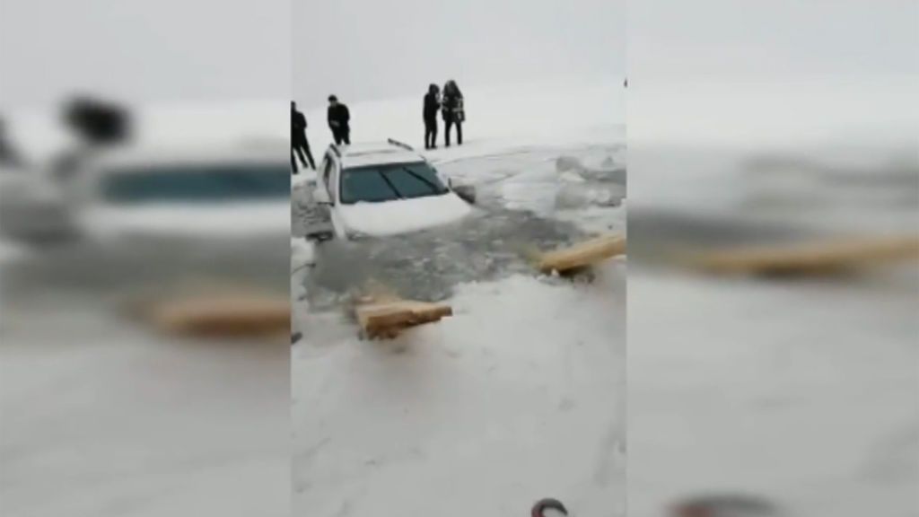 Una pareja, al borde de la muerte tras la incomprensible idea de conducir sobre un lago helado