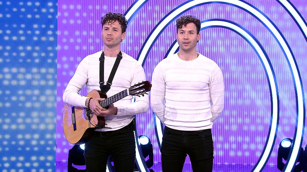 Alejandro y Eduardo, dos gemelos idénticos que nos cantan (y despistan) mucho