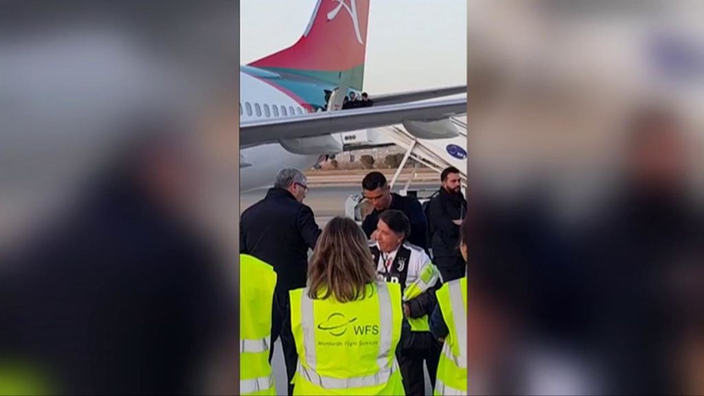 Cristiano tarda menos de 10 segundos en que le pidan un autógrafo al bajarse del avión en Madrid Cristiano tarda menos de 10 segundos en que le pidan un autógrafo al bajarse del avión en Madrid