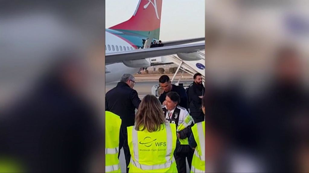 Cristiano tarda menos de 10 segundos en que le pidan un autógrafo al bajarse del avión en Madrid