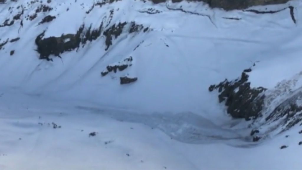 Suiza busca a una docena de esquiadores sepultados por una terrible avalancha de nieve