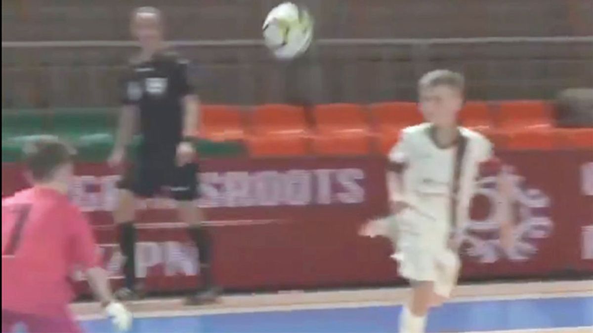 El sutil gol de un niño polaco que firmaría el mismísimo Ricardinho El sutil gol de un niño polaco que firmaría el mismísimo Ricardinho