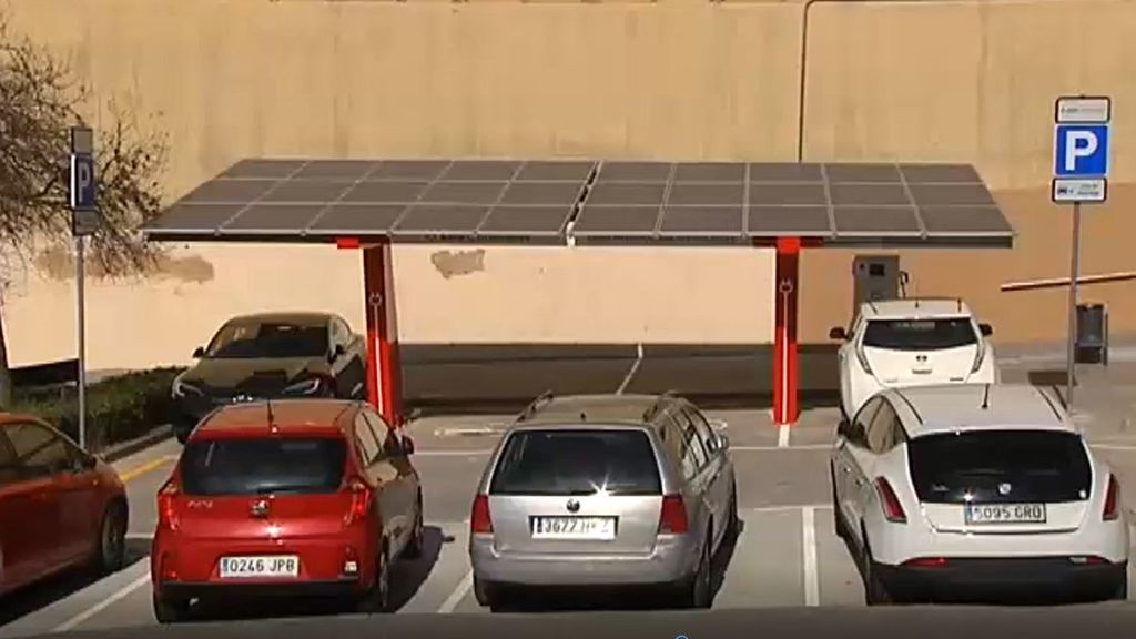 Recargar el coche con luz solar: así es la fotolinera que se ha instalado en Barcelona
