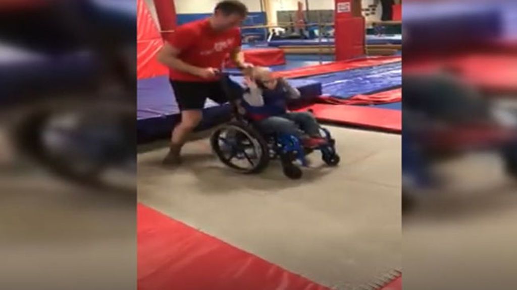 El vídeo que te alegrará el día: felicidad absoluta de un niño en silla de ruedas saltando en una cama elástica