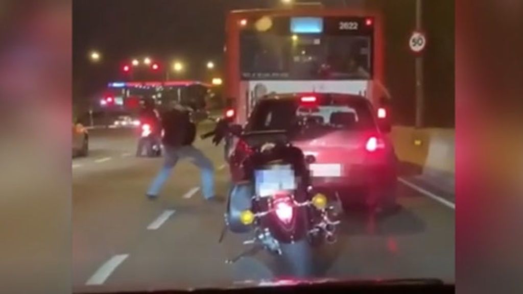 Graban la brutal agresión de un motorista a un conductor en Barcelona