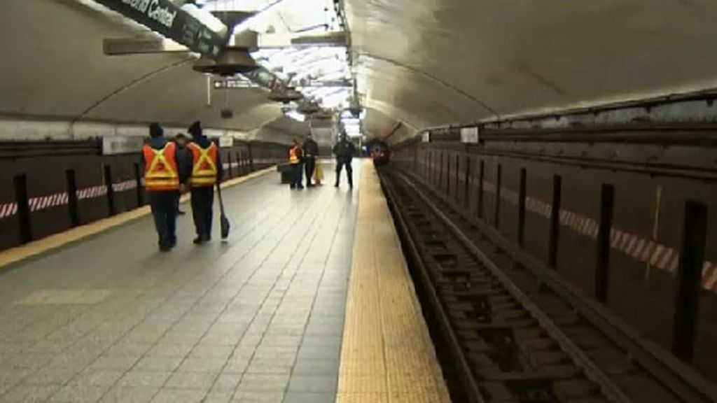 Muere al quedar enganchado en las puertas del metro de Nueva York