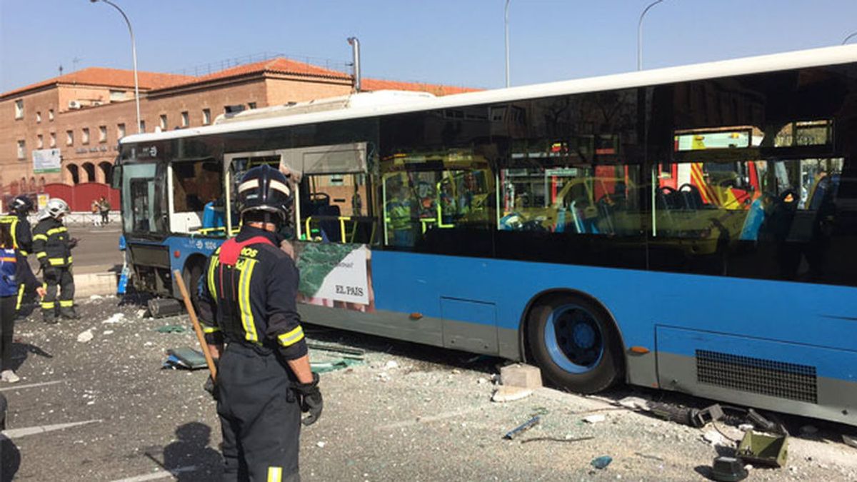 Un conductor de autobús sufre un síncope y varias personas resultan heridas tras chocar contra un muro