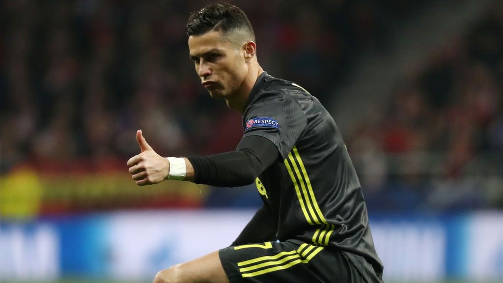 El gesto de Cristiano Ronaldo por sus cinco Champions a la grada del Metropolitano El gesto de Cristiano Ronaldo por sus cinco Champions a la grada del Metropolitano