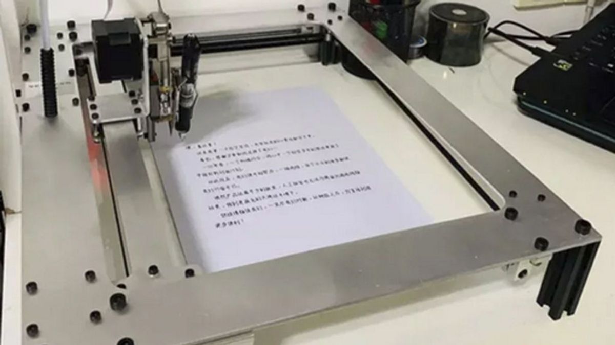 Gasta 106 euros en un robot para copiar y hacer sus deberes en tiempo récord y desata la polémica en la Red
