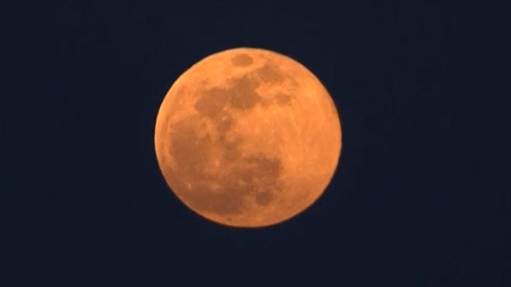 Grande y sobre todo brillante: toda España fue testigo de la impresionante 'luna de nieve'