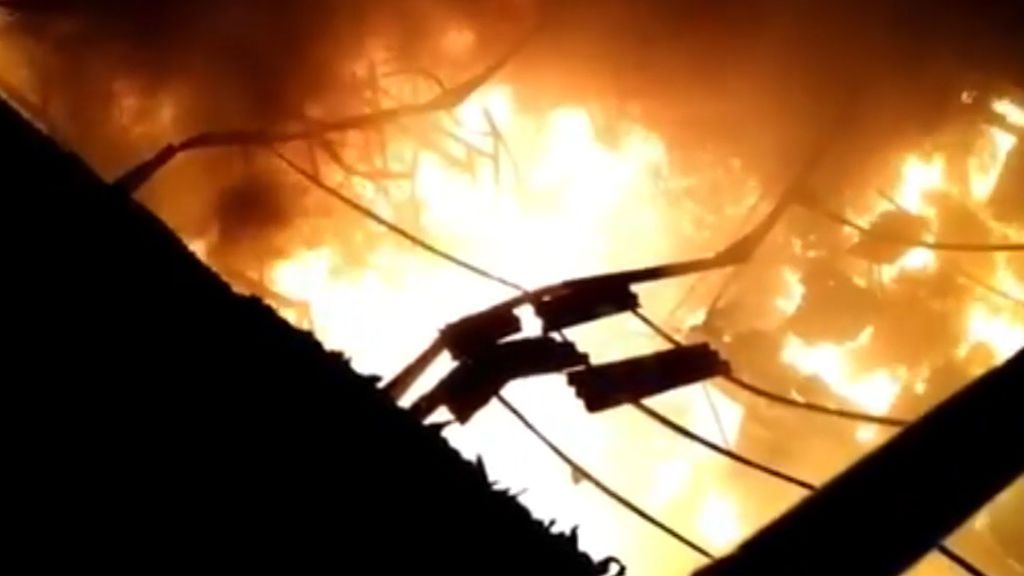 Un impresionante incendio arrasa una nave industrial en Humanes