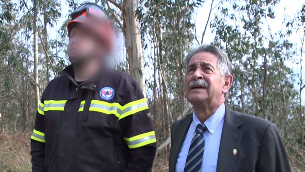 Revilla estrechó la mano, sin saberlo, a uno de los presuntos pirómanos de Cantabria