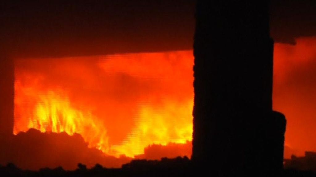 Un devastador incendio arrasa cinco edificios y deja más de 70 muertos