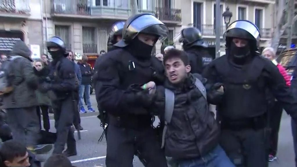 Los Mossos detienen a dos personas en la huelga general de Cataluña