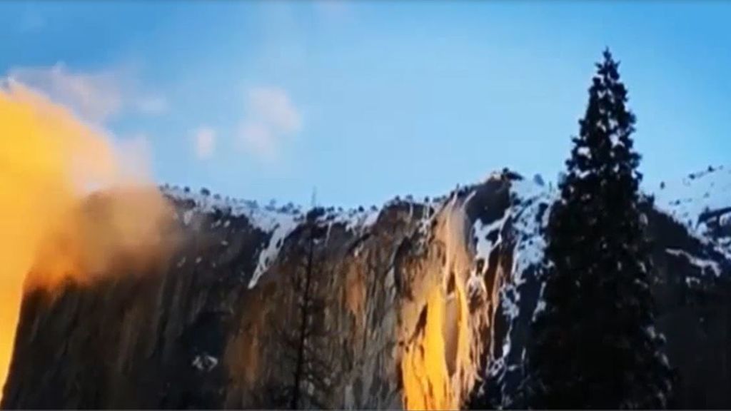 La 'cascada de fuego' que fluye montaña abajo en Yosemite, California