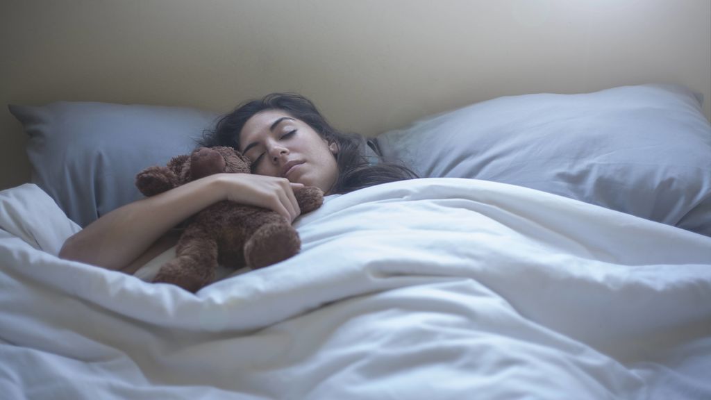 No sé si es malo tener 18 años y dormir aún con mi peluche favorito