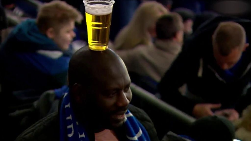 Un hincha se convierte en el nuevo ídolo del Schalke 04 al llevar una cerveza en la cabeza