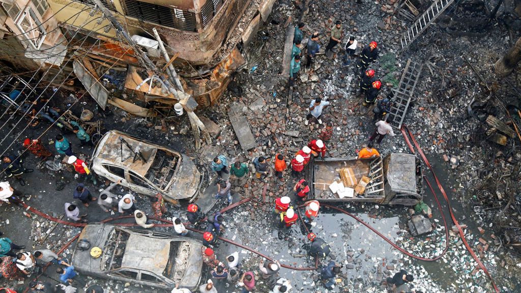 Un incendio arrasa con cinco edificios en un barrio de Bangladesh:  70 muertos y 55 heridos