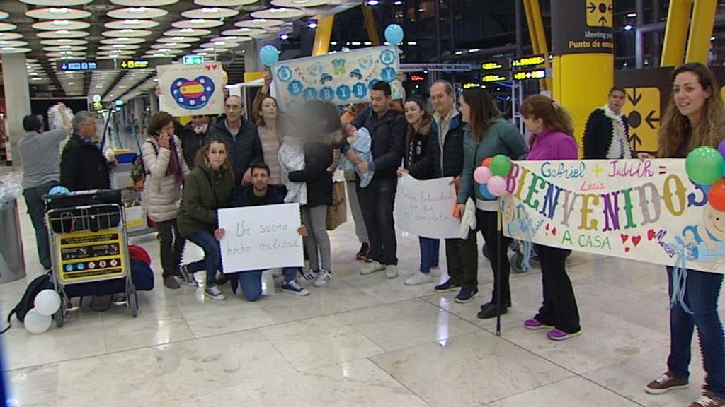 Felicidad a su llegada a Madrid de las familias con bebés nacidos por gestación subrogada en Ucrania