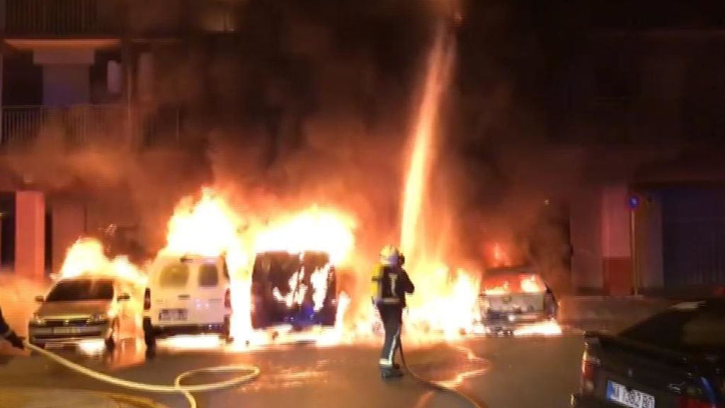 Cuatro vehículos calcinados y varios pisos afectados por un incendio en Rentería