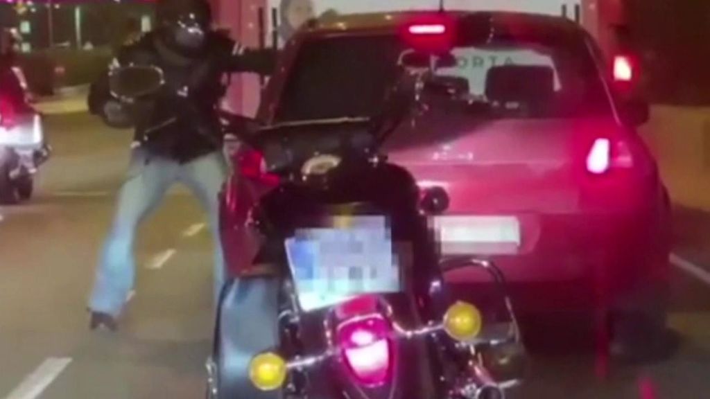 El vídeo de la brutal paliza que un motorista propina a un conductor en Barcelona