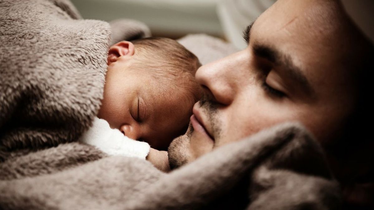 Una madre escribe un poema sobre su esposo, que duerme con su bebé en lugar de ayudar