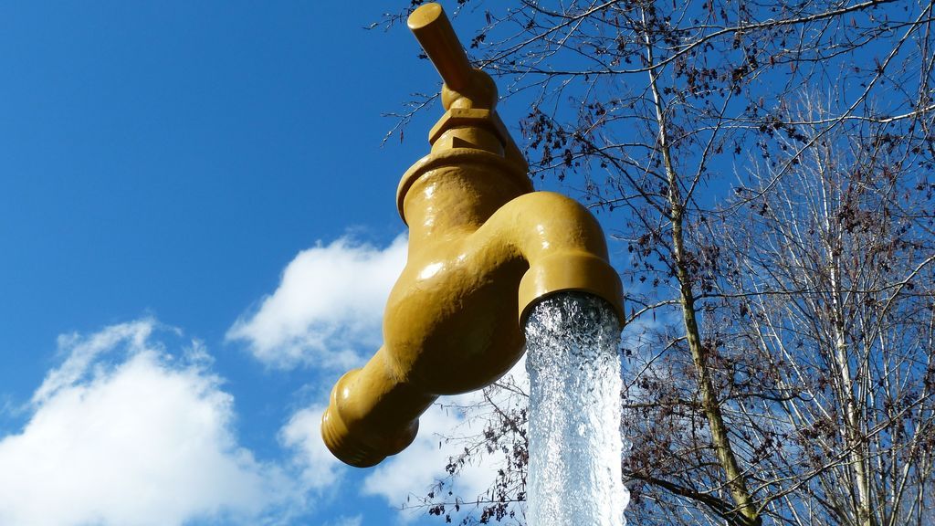 Congelada o líquida: la corriente de agua de este grifo hará estallar tu cabeza