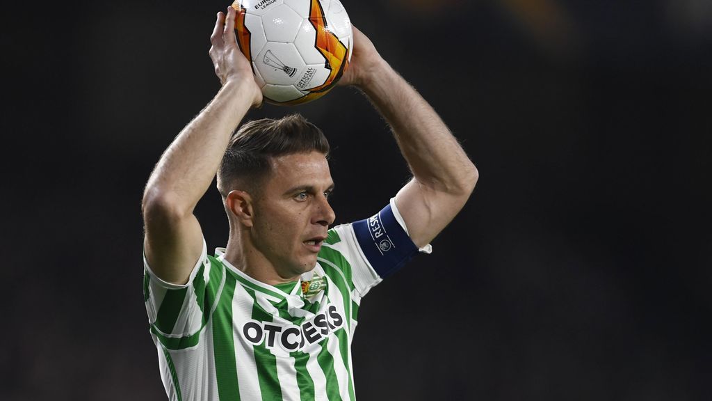 Joaquín volvió al campo al final del partido para agradecer el apoyo de la afición bética