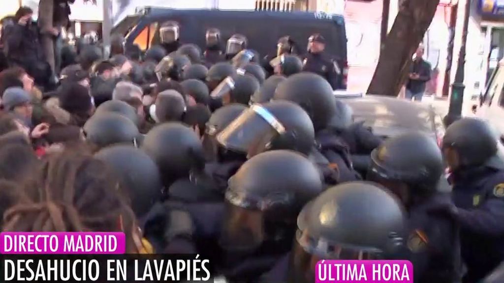 Momentos muy tensos entre activistas y la Policía por un desahucio en Lavapiés