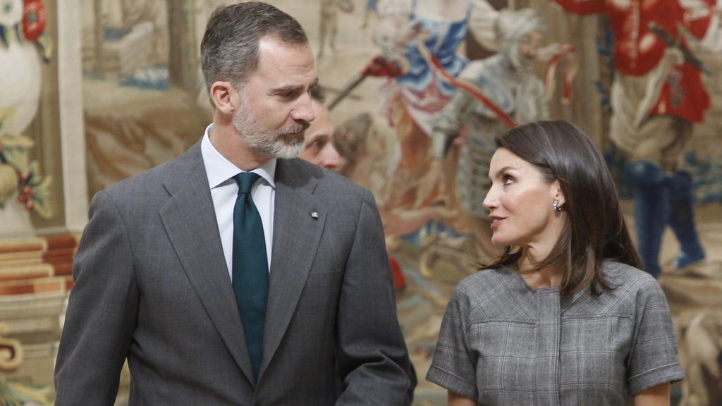 "A la ciencia y a mí": el rey confunde el nombre de la reina Letizia