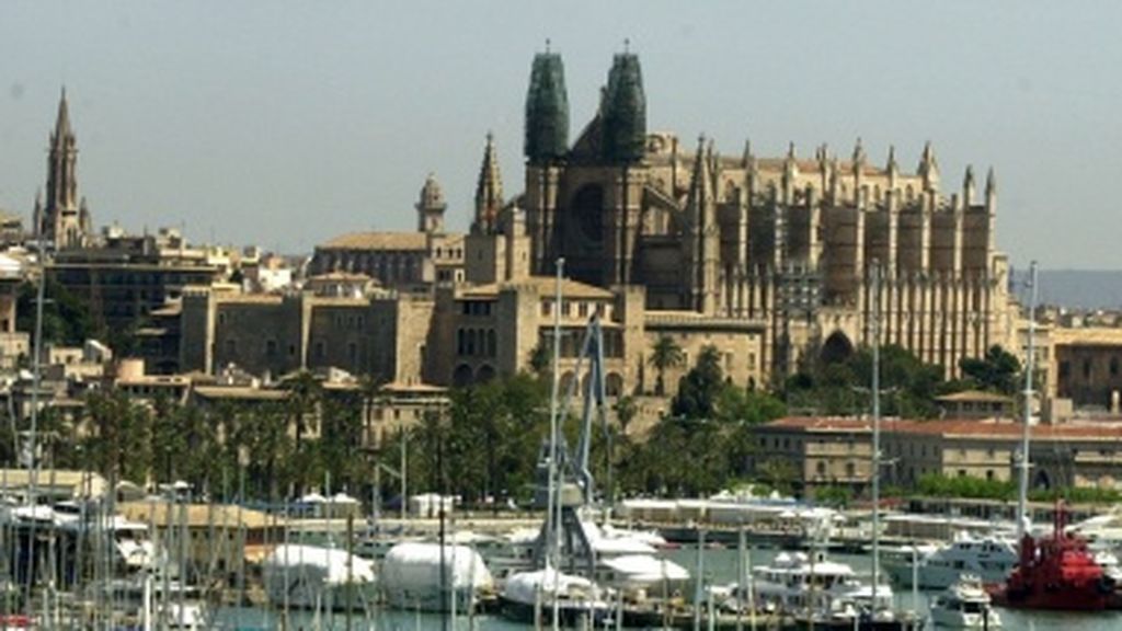 Muere una mujer al precipitarse del muro de la Catedral de Palma