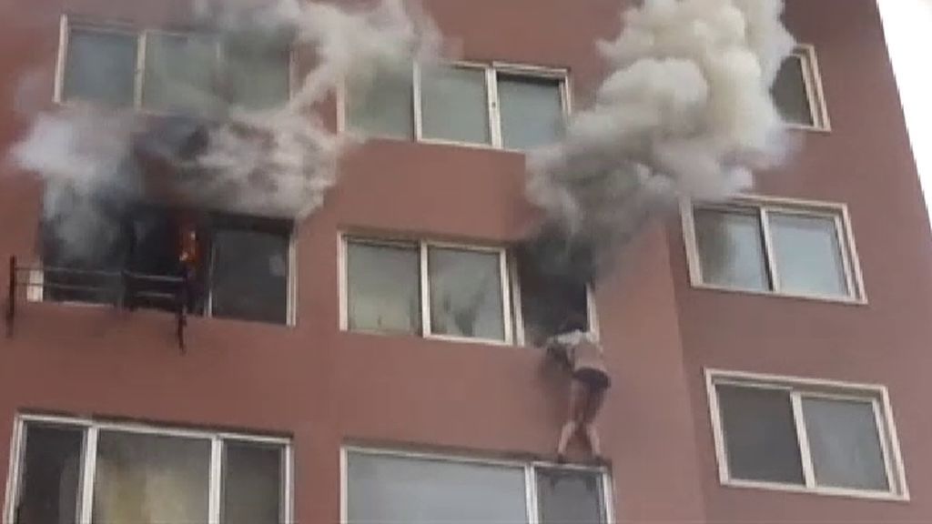 Rescate al límite de una mujer atrapada por las llamas en un octavo piso
