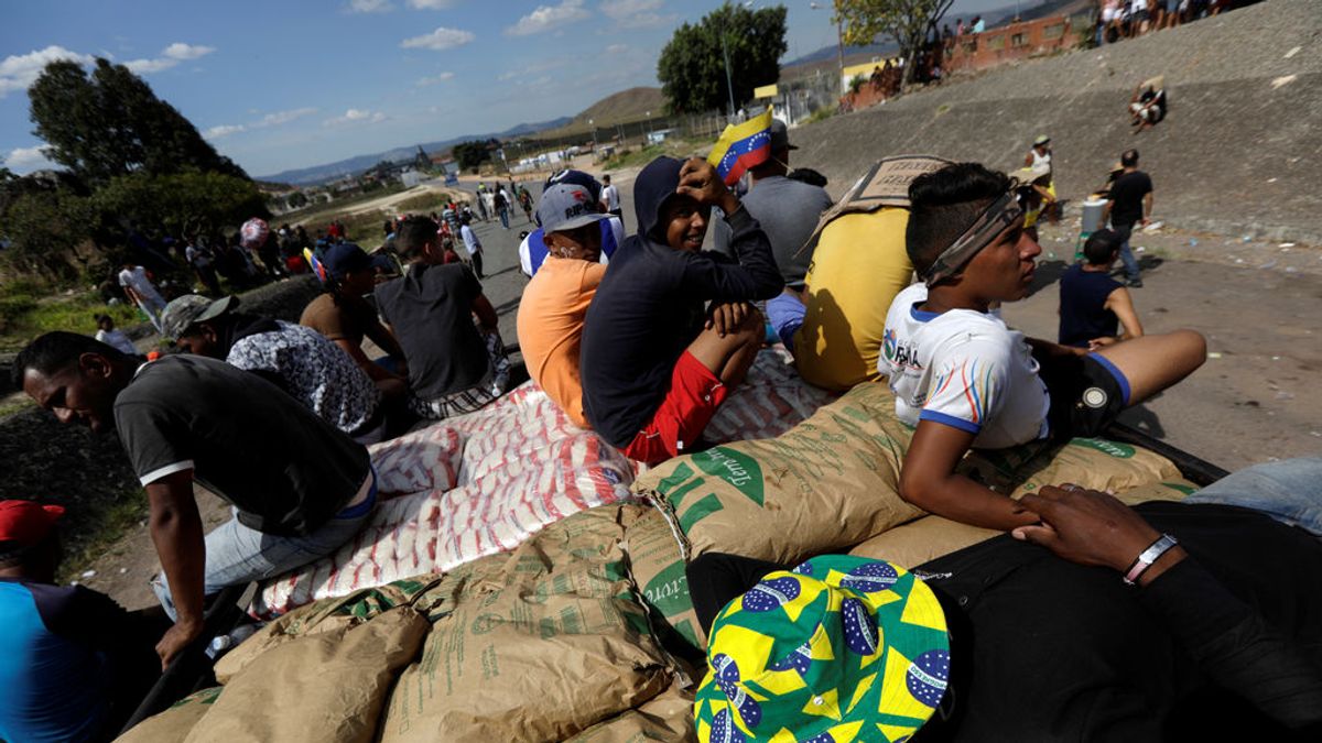 Una veintena de heridos tras quemar dos camiones con ayuda humanitaria en la frontera entre Colombia y Venezuela