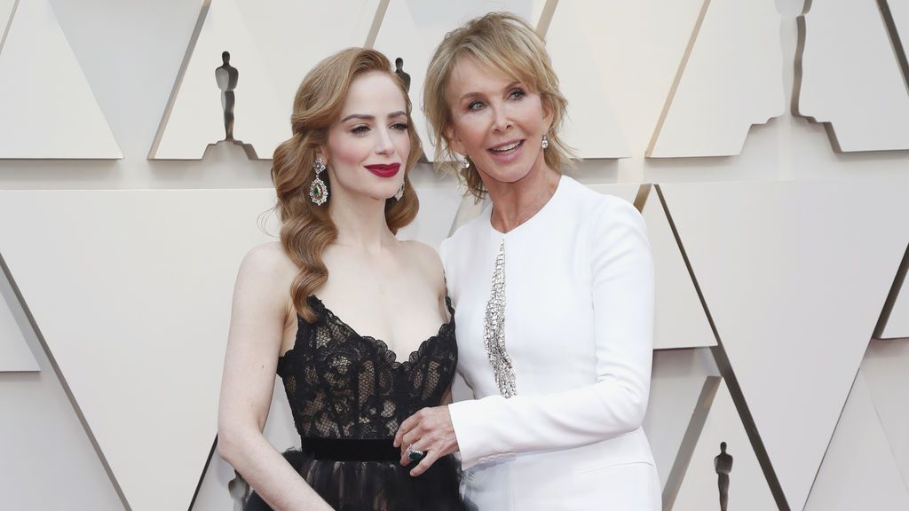Trudie Styler and Jamie Ray Newman posan en la alfombra roja de los Premios Oscars 2019